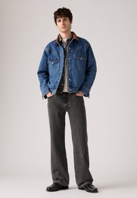 Levi's® 567® RELAXED FLARE - Avar lõikega teksad - goodbye darling