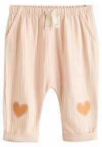 Pantalones rayados de color rosa claro con cintura elástica y cordón. Dos parches en forma de corazón, uno marrón con costuras blancas en cada rodilla.