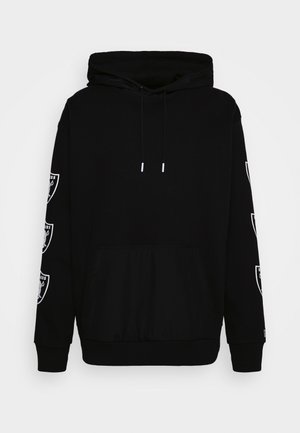Czarna bluza z kapturem z przednią kieszenią i powtarzającymi się białymi naszywkami z logo Raiders na obu rękawach.