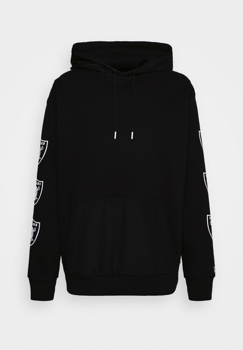 Sweat à capuche noir avec poche avant et patchs blancs répétés du logo Raiders sur les deux manches.