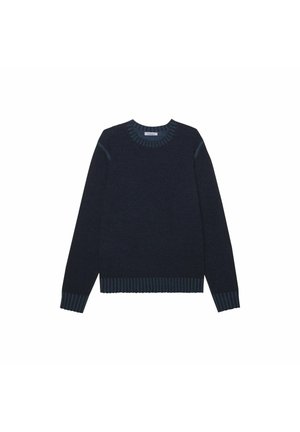 Dunkelblauer Strickpullover mit Rundhalsausschnitt, gerippten Bündchen, Saum und Ausschnitt, flach auf weißem Hintergrund ausgebreitet.