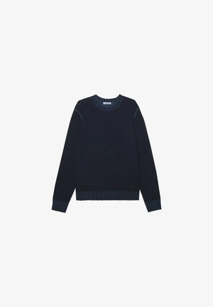Dunkelblauer Strickpullover mit Rundhalsausschnitt, gerippten Bündchen, Saum und Ausschnitt, flach auf weißem Hintergrund ausgebreitet.