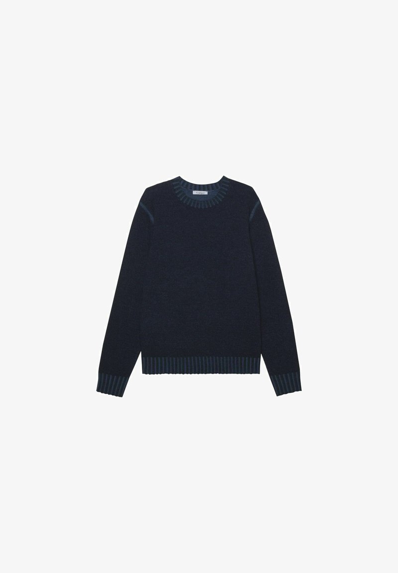 Pull en maille bleu marine à col rond, avec poignets, ourlet et encolure côtelés, posé à plat sur un fond blanc.