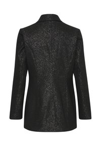 Fekete blézer struktúrált dizájnnal, fényes textúrájú anyagból készült, klasszikus gallérral. Hosszú ujjak, testre szabott fazonnal és látható hardver nélkül.