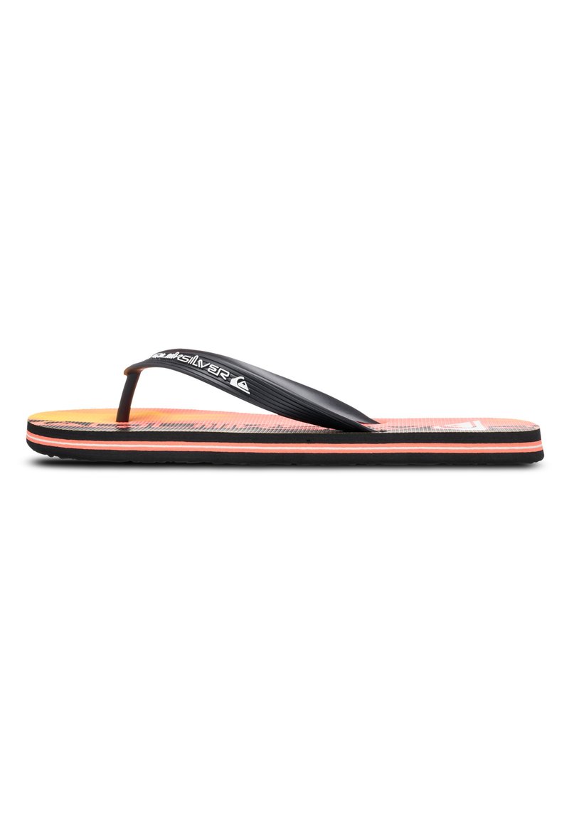 Sort flip-flop med en tekstureret fodseng i orange og røde mønstre. Udstyret med en sort gummistropp og en forhøjet side for bedre greb.