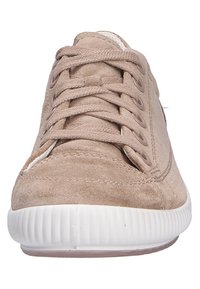 Beige Wildledersneaker mit weißer Gummisohle, runder Zehenpartie und flachen Schnürsenkeln. Verfügt über sechs Ösen und dezente Nähdetails an der Oberseite.