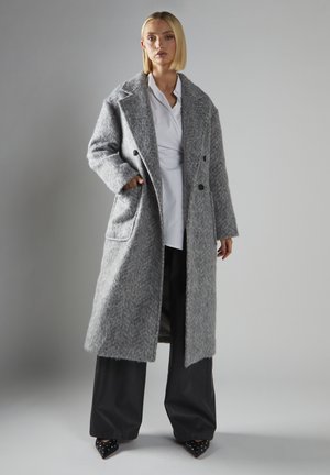 - Klasyczny płaszcz