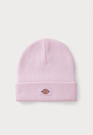 Roze gebreide muts met een opgerolde rand, voorzien van een klein rechthoekig merkembleem geborduurd aan de voorkant. Zachte textuur, gestroomlijnd ontwerp.