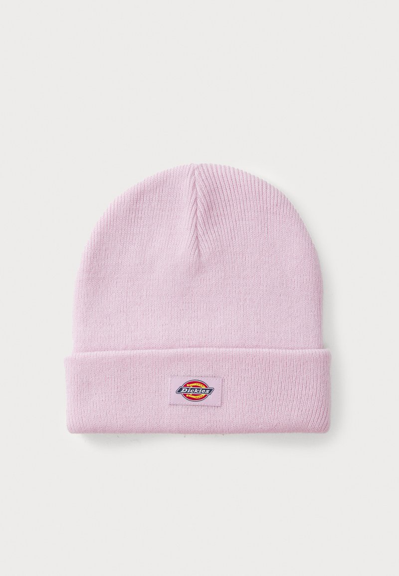 Pink strikket hue med ombuk, med et lille rektangulært mærke syet på forsiden. Blød tekstur, strømlinet design.