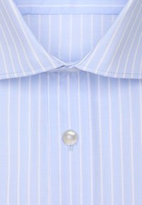 Camicia a righe blu chiaro con colletto button-down, caratterizzata da sottili righe verticali bianche e un unico bottone perlaceo al colletto.