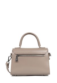 Borsa a mano in pelle beige con un design strutturato, manico superiore, tracolla removibile e una tasca frontale con zip. Texture liscia e dettagli eleganti.