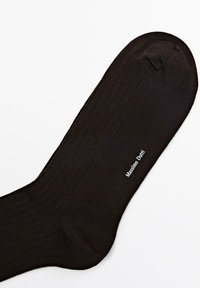 Sort strømpe med ribbet tekstur, glat stof, forstærket tå og et lille hvidt logo med teksten "Massimo Dutti" langs siden.