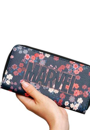 Cartera negra con estampado floral que presenta una superficie texturizada, flores rosas y blancas, un cierre de cremallera y el logotipo "MARVEL" en letra negrita.