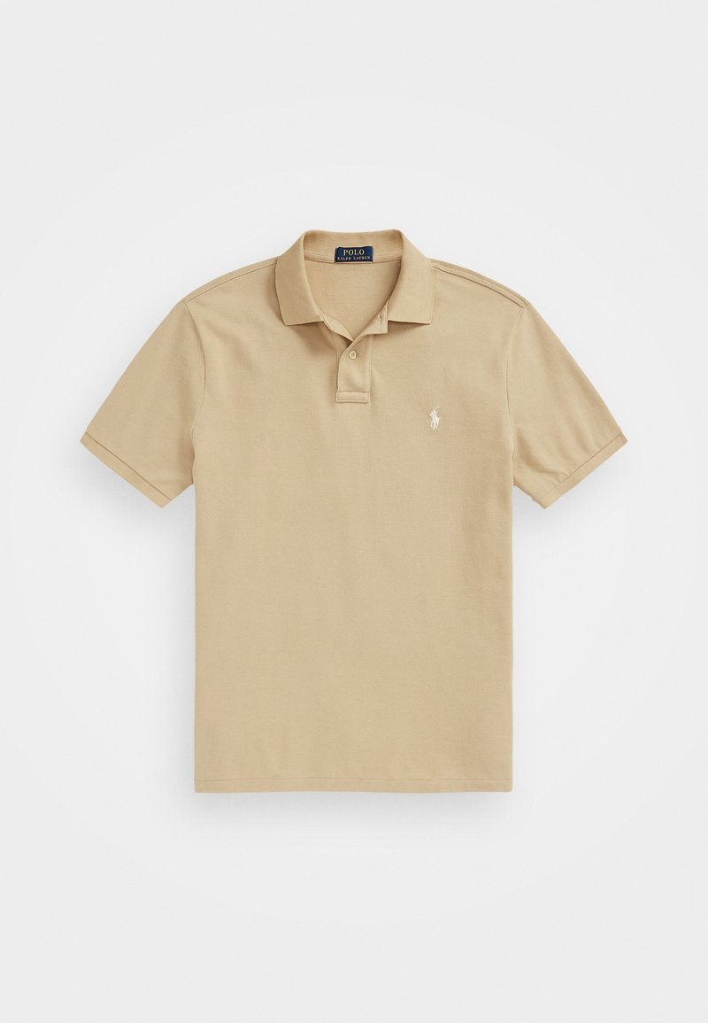 Polo beige à manches courtes avec col, patte de boutonnage à deux boutons et petit logo blanc brodé sur la poitrine gauche.
