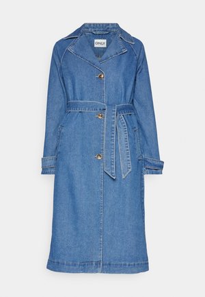 Denim trench coat i en lys blå farge, har en notched krage, knappeåpning foran, belte i midjen og to sidelommer.