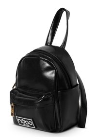 Zaino in finta pelle nera con forma arrotondata, chiusure con zip, una tasca frontale e manico superiore. Caratterizzato da un'etichetta bianca con il marchio.