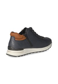 Marineblaue Ledersneaker mit braunem Wildlederkragen, seitlichem Reißverschluss, runder Zehenpartie und strukturiertem Gummisohle mit weißen und tanfarbigen Akzenten.