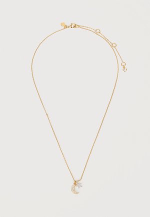 Λεπτό χρυσό κολιέ με αλυσίδα και κρεμαστά σε σχήμα ημισελήνου και αστέρι, διακοσμημένα με μικρά διαφανή κρύσταλλα σε λευκό φόντο.