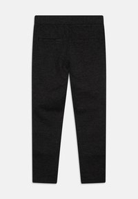 Dunkelgraue maßgeschneiderte Hose mit glatter Textur, zwei Gesäßtaschen und schmalem Schnitt. Mit einem dezenten Fischgrätenmuster.