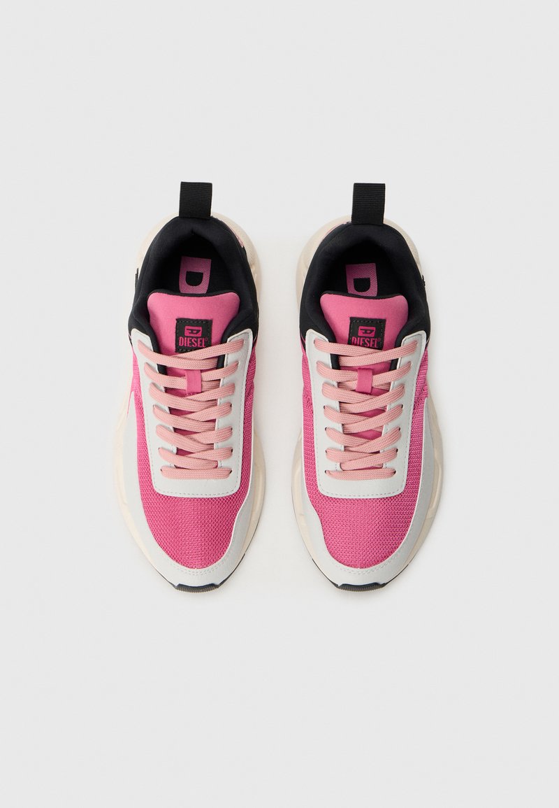 Baskets en mesh rose avec des accents blancs et noirs. Les caractéristiques comprennent une languette rembourrée, des lacets et une semelle texturée pour une meilleure adhérence.