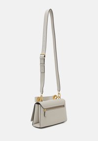 Borsa in pelle grigio chiaro con design strutturato, dettagli in metallo dorato, tracolla regolabile e scomparto superiore con zip.