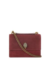 Sac bandoulière en daim rouge avec une chaîne en ton doré, présentant un fermoir décoratif en forme de feuille et une texture lisse.