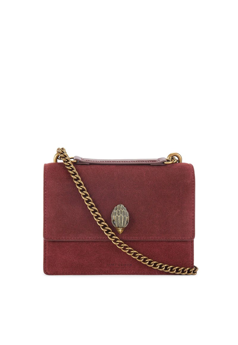 Sac bandoulière en daim rouge avec une chaîne en ton doré, présentant un fermoir décoratif en forme de feuille et une texture lisse.