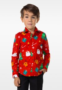 Camisa de botones de algodón roja con motivos navideños: caras de Santa, renos, árboles, regalos y copos de nieve. Mangas largas y cuello estándar.