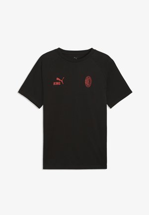 Zwart sportshirt met korte mouwen, rode Puma-logo en "KING"-tekst op de linkerborst, en het clubembleem van AC Milan op de rechterborst.