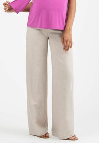 Beige weit geschnittene Hosen aus leichtem Stoff, mit einer glatten Textur und einem lässigen Schnitt, der elegant fällt.