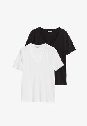 Zestaw dwóch t-shirtów z krótkim rękawem i dekoltem w serek, jeden czarny, drugi biały. Wykonane z miękkiej bawełny, charakteryzują się luźnym krojem i minimalnymi detalami szycia.