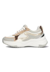 Scarpa sportiva con una combinazione di bianco, beige e accenti metallici; materiali in rete e scamosciato; suola ammortizzata; design a punta arrotondata.