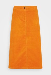 Jupe en velours côtelé orange vif longueur genoux avec des boutons et des détails de couture sur un fond uni.