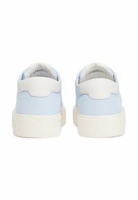 Jasnoniebieskie płócienne trampki z teksturowaną białą gumową podeszwą i kontrastującymi białymi akcentami na pięcie. Minimalistyczny design bez widocznych logo.