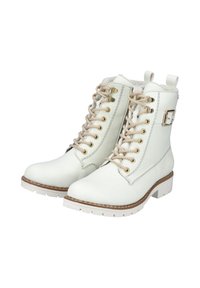 Botines blancos de piel con forro suave, que presentan ojales en tono dorado, cordones beige, un detalle de hebilla y una suela resistente.