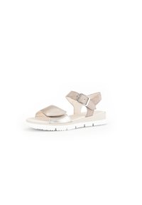 Sandal in argento metallico e beige con punta aperta, cinturino largo e fibbia regolabile, caratterizzato da un settore superiore testurizzato e suola in gomma bianca.