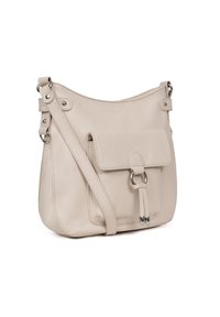 Borsa a spalla in pelle beige con tasca anteriore a patta, hardware in argento, tracolla regolabile e superficie liscia. Forma arrotondata con cuciture definite.
