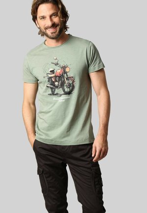 Groene katoenen T-shirt met een motorfietsafbeelding, korte mouwen, ronde hals en een relaxte pasvorm. Gecombineerd met donkere cargobroeken.