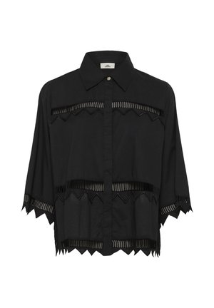 Černá polokošile s krátkým rukávem a špičatým límečkem, s horizontálními prostřihy a cik-cak prvky na lemech. Vyrobena z lehkého materiálu.