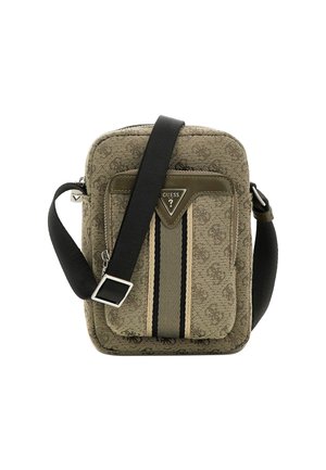 Borsa a tracolla in tessuto marrone con motivo logo testurizzato, tasca frontale con zip, strisce a contrasto nere e beige, e tracolla regolabile.