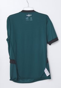 Teal tränings tröja med korta ärmar, svarta detaljer vid kragen och sidorna, med ett märke på nederkanten och logotyp på baksidan.