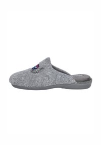 Zapatilla gris de feltro con parte posterior abierta, interior suave y punta redondeada. Presenta un pequeño parche bordado en la parte frontal y una suela de goma gris.