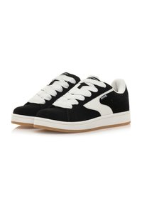 Zapatillas de ante negro con detalles en blanco, cordones gruesos blancos y suela de goma; punta redondeada y talón reforzado para mayor soporte.