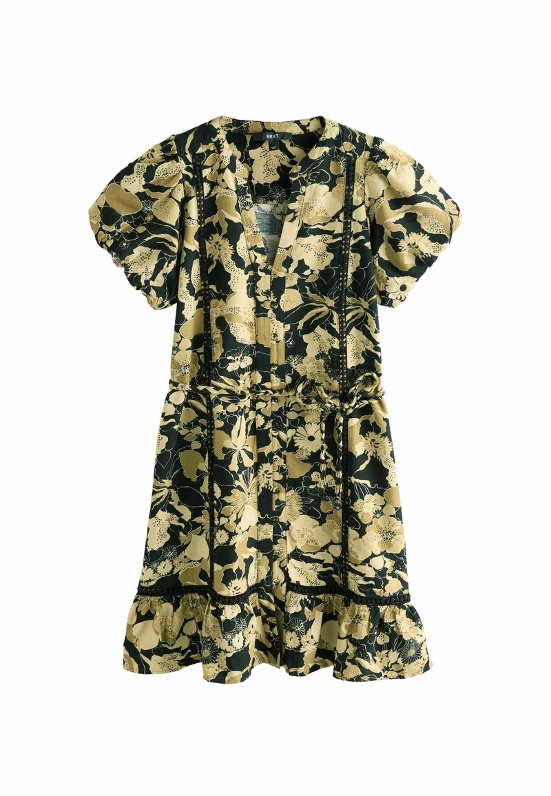 Robe fleurie noire et dorée, avec manches courtes bouffantes, col en V, taille à nouer et bordure à volants ; tissu léger avec un motif texturé.