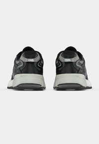 Μαύρα και γκρι αθλητικά παπούτσια με υφή στο επάνω μέρος, λαστιχένιες σόλες, επενδεδυμένο κολάρο και σήμανση στη φτέρνα. Διαθέτουν κομψό, μοντέρνο σχέδιο.