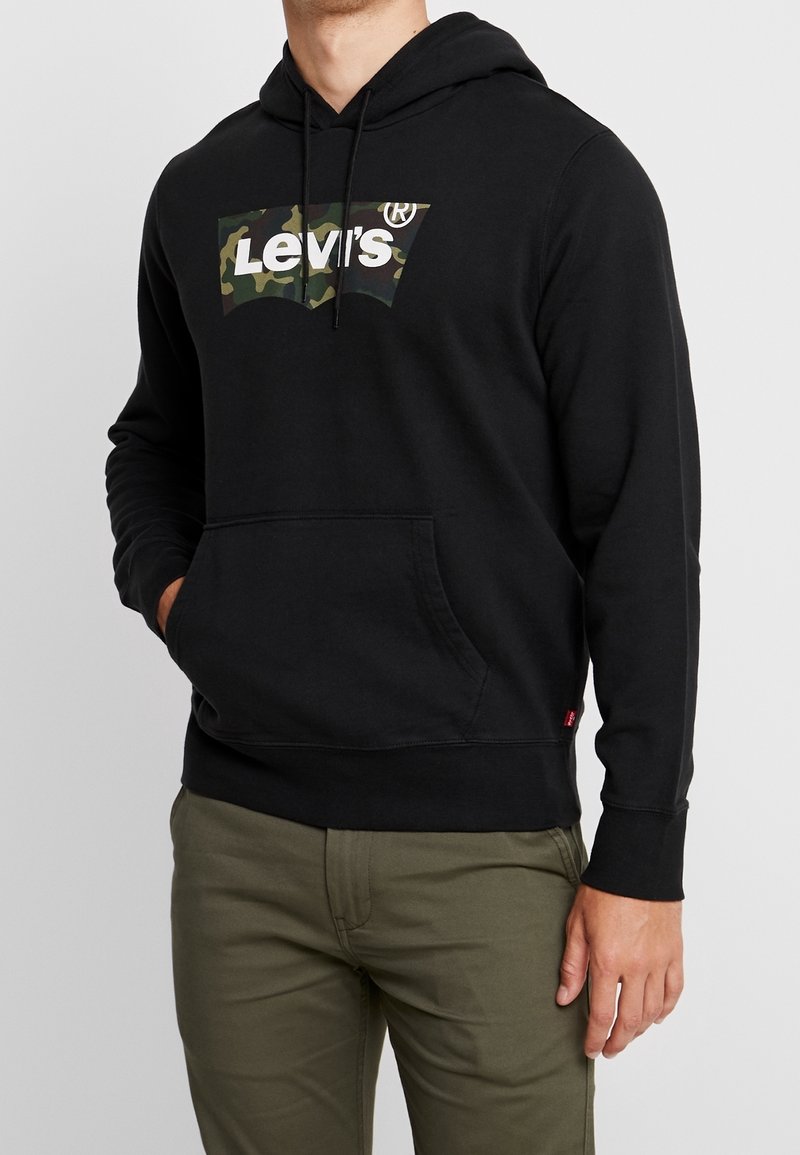 Felpa nera con cappuccio, con logo camouflage Levi's sul petto, tasca frontale, polsini e orlo a coste, realizzata in morbido tessuto misto cotone.