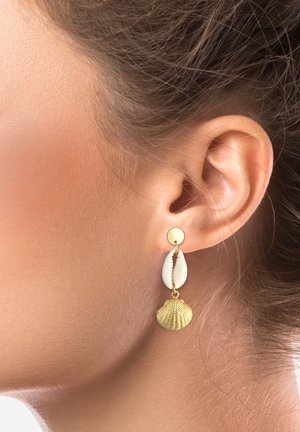 Orecchini color oro con un design a conchiglia bianca, con un accento a forma di conchiglia in oro testurizzato che pende sotto. Attacco a bottone rotondo semplice.