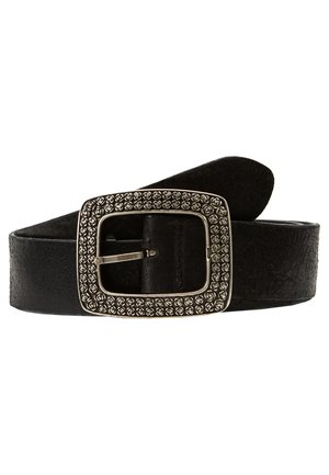 Svart skinnbelte med en firkantet sølvspenne, prydet med små runde nagler langs kanten, med en glatt tekstur og en avsmalnende ende.