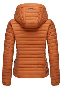 Oranžinė pūkinė striukė su siuvinėta tekstūra, reguliuojamu gobtuvu ir ilgomis rankovėmis. Savybės: šoninė ženklodara ir prigludusi siluetas.