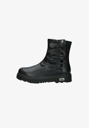 Botte noire mi-mollet avec tige en cuir synthétique froncée, semelle épaisse rainurée et petit logo métallique sur le talon et près du bord supérieur.